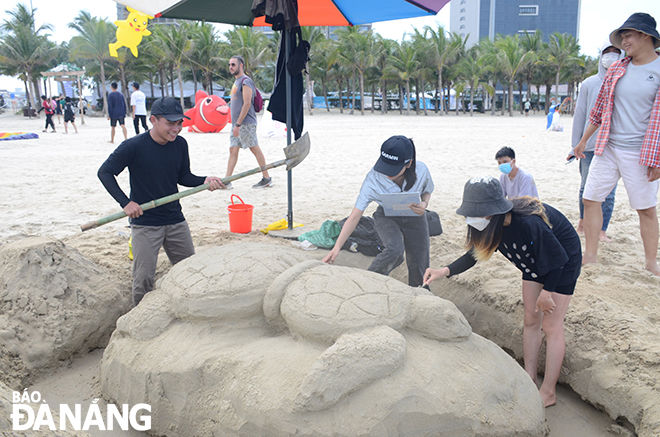 Contestants are seen at the Sand Sculpture Contest 20220 on the Pham Van Dong Beach. Photo: THU HA