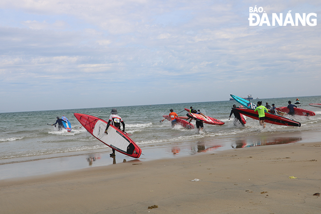 SUP rowers started the race on the afternoon of April 29. Photo: VAN HOANG