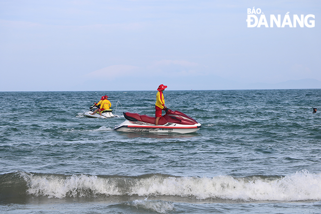  Lifeguards are on duty to ensure the safety of athletes during the competitions at sea. Photo: VAN HOANG