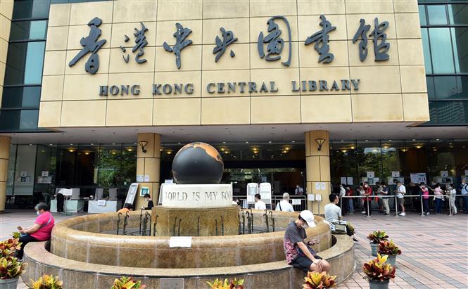 Người dân xếp hàng vào Thư viện trung tâm ở Hong Kong, Trung Quốc, ngày 23/4/2022. Ảnh: THX/TTXVN