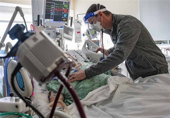 Nhân viên y tế điều trị cho bệnh nhân COVID-19 tại bệnh viện ở Hartford, Connecticut, Mỹ, ngày 18/1/2022. Ảnh: AFP/ TTXVN