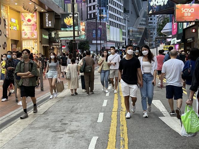 Người dân đi mua sắm tại khu vực Causeway Bay, ngày 23/4. Ảnh: Mạc Luyện PV TTXVN tại Hong Kong