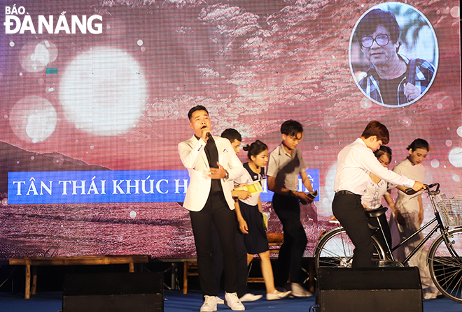 Singers and artistes perform arts performances at the art programme held in Man Thai Ward. Photo: Xuan Dung