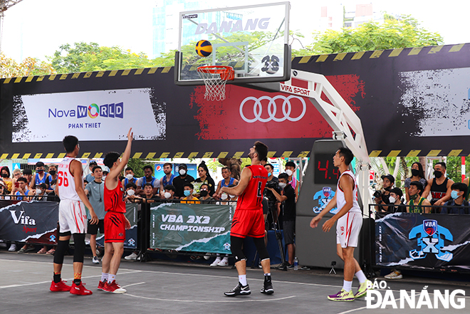 Viet Nam’s national basketball team face with Thang Long Warriors in the opening match of the VBA 3x3 Tournament. 