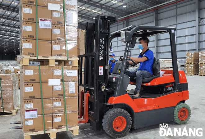 To improve PCI, the business community wants the city to strengthen administrative reform and implement effective business support policies. Workers are seen transporting goods at Da Nang Vfracht Transport and Chartering JSC based in Hoa Cam Industrial Park, Cam Le District. Photo: M.QUE