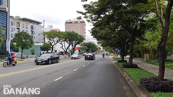 There is no traffic jam on the Hoang Sa - Vo Nguyen Giap - Truong Sa coastal route which houses many hotels, motels and luxury resorts. Photo: THANH LAN