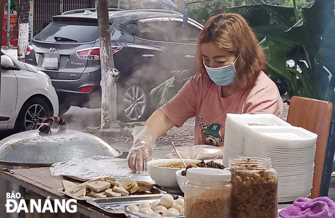  Ms Thanh Hang is preparing Lang Son steamed rice rolls for her customers. Photo: A.Q