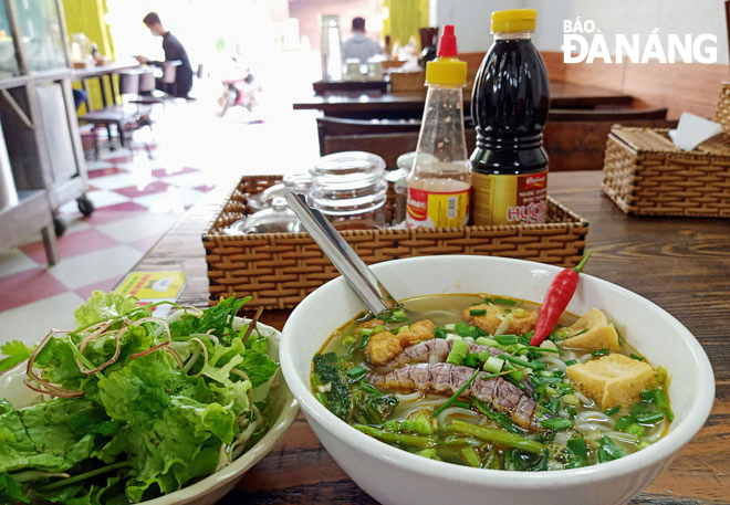 Mantis shrimp, a speciality of Quang Ninh sea, was brought to Da Nang to keep the taste of Thanh Huong seafood vermicelli. Photo: A.Q