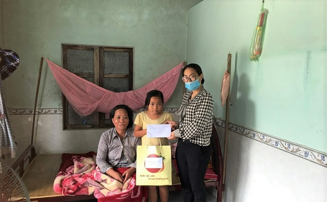  Hoa Vang Power gave gifts to support Ms Thu's family.