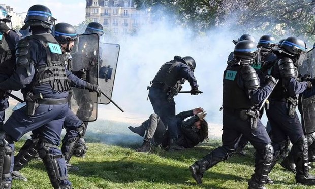 Pháp: Đập phá và hỗn loạn phá hỏng các cuộc diễu hành kỷ niệm 1-5
