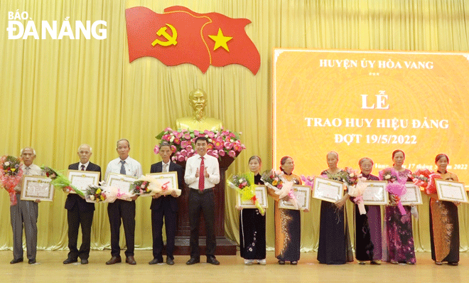 Huyện ủy Hòa Vang tổ chức trao Huy hiệu Đảng cho 40 đảng viên
