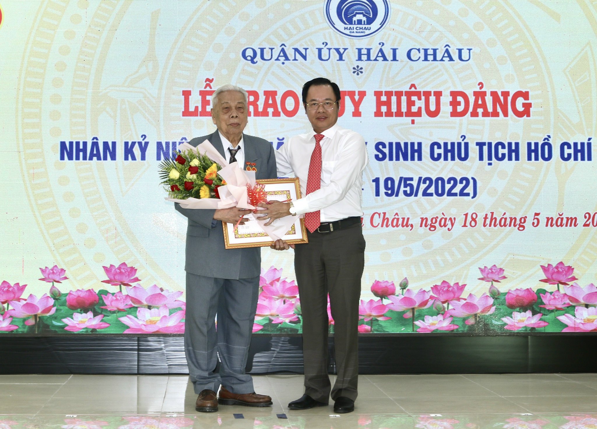 Quận ủy Hải Châu tổ chức trao Huy hiệu Đảng cho 233 đảng viên