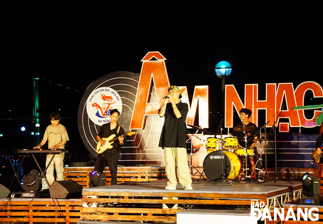 Amateur singers' performances at the street music programme. Photo: Viet Thang