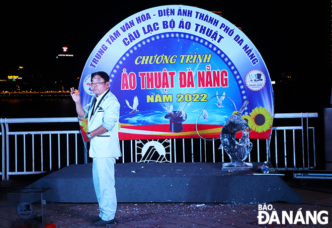 A magic performance to serve the audience at the Da Nang Magic Show. Photo: Xuan Dung