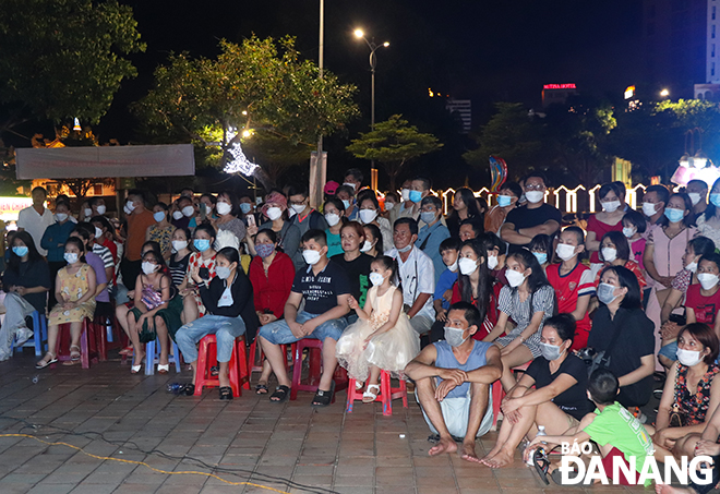 Cultural and entertainment programmes along both banks of Da Nang’s Han River on April 30 evening attracted a large number of residents and tourists. Photo: Xuan Dung