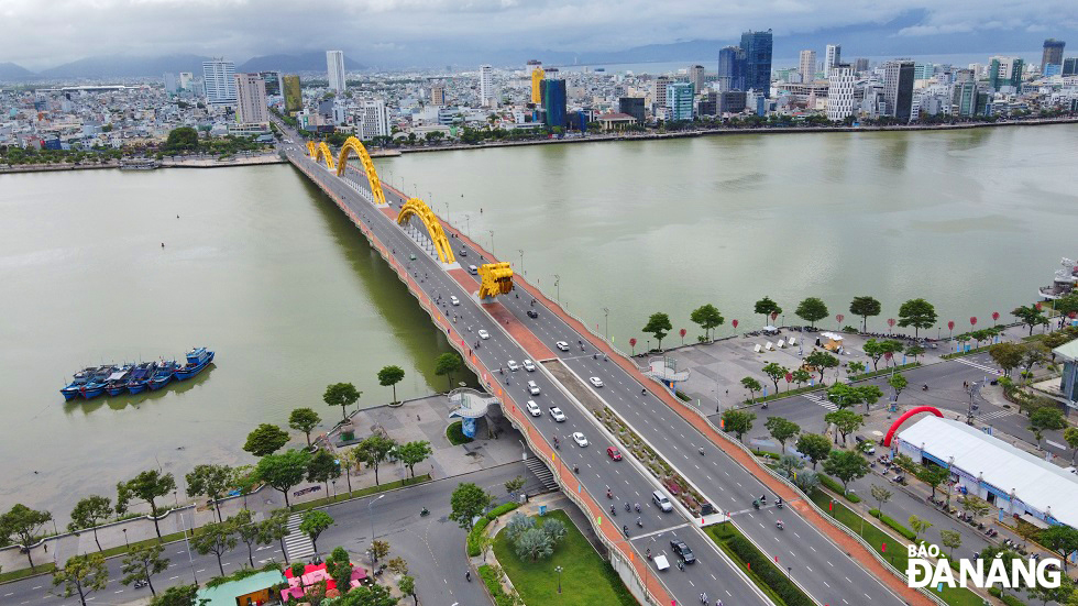 Vehicles crossing the Rong (Dragon) Bridge on the afternoon of April 30.