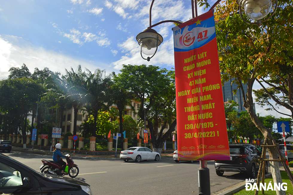 A banner celebrating the 47th anniversary of the Liberation of the South and and National Reunification Day placed in front of the headquarters of the Da Nang Party Committee on Bach Dang Street.