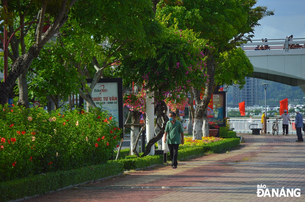 On April 30 afternoon, it was sunny and beautiful after a rainy morning. People and tourists are going for walks comfortably on local roads during the holidays.