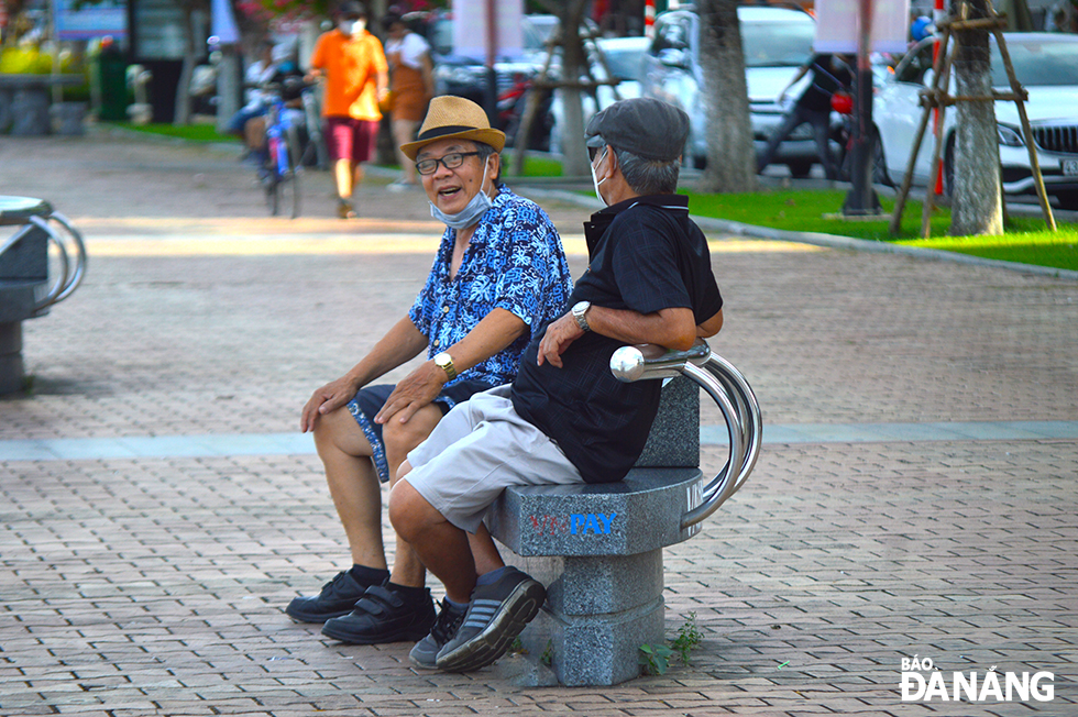 Elderly people find peaceful moments when chatting with their friends.