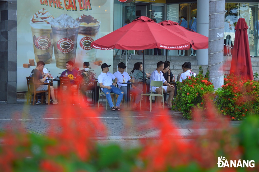 Café shops are crowded with people during the holiday and at weekends.