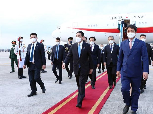 Japanese Prime Minister Kishida Fumio (first row, centre) and his entourage arrive at the Noi Bai international airport in Hanoi(Photo: VNA)