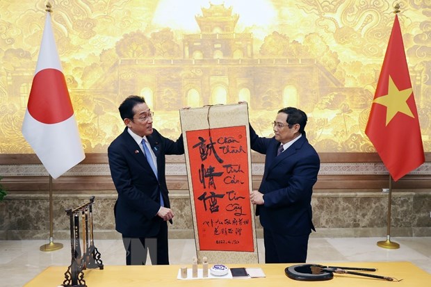 Thủ tướng Phạm Minh Chính tặng Thủ tướng Nhật Bản Kishida Fumio bức thư pháp 