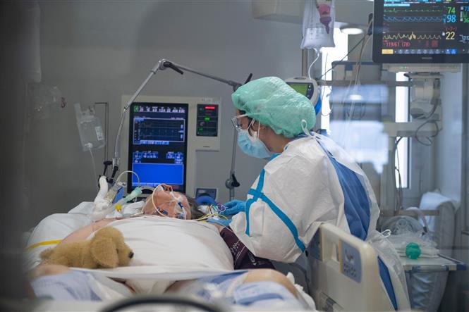 Điều trị cho bệnh nhân nhiễm COVID-19 tại bệnh viện ở Barcelona, Tây Ban Nha. Ảnh: AFP/TTXVN