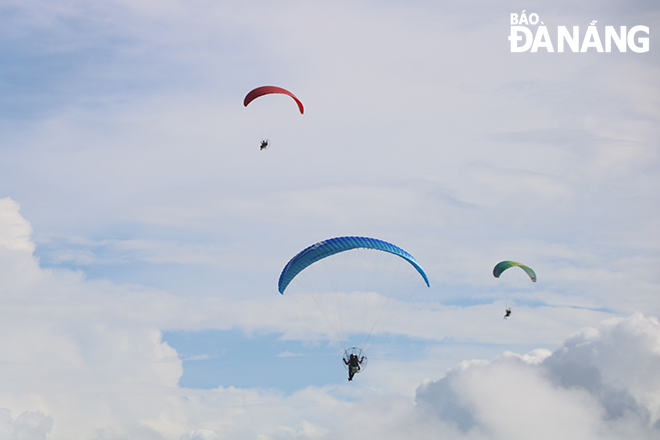 More than 20 paraglider wings participated in the 