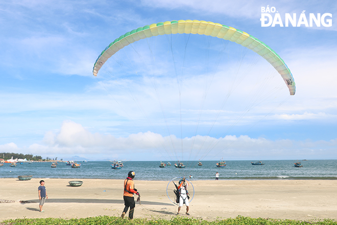 An athlete prepares to fly over the Son Tra peninsula in the afternoon of April 30. Photo: VAN HOANG 