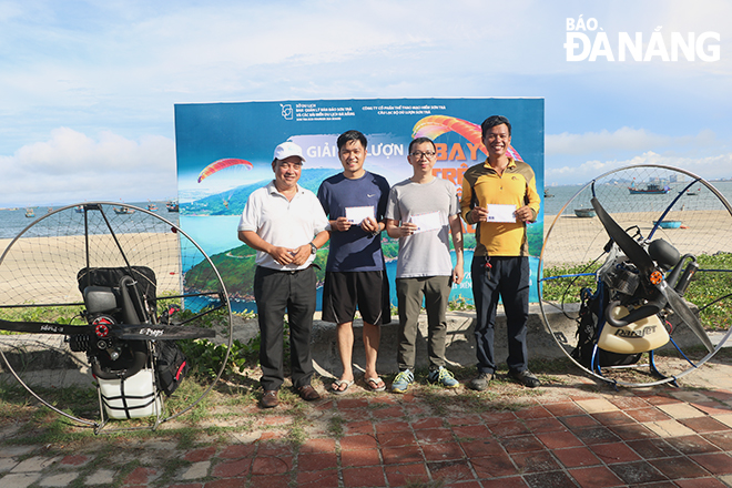  Deputy Manager of Son Tra Peninsula and Da Nang tourist beaches Phan Minh Hai (left cover) presents prizes to the outstanding athletes. Photo: VAN HOANG