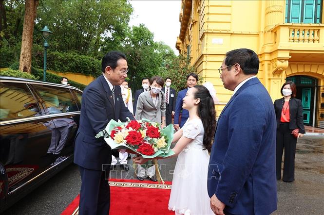 Thiếu nhi Thủ đô tặng hoa chúc mừng Thủ tướng Nhật Bản Kishida Fumio. Ảnh: Dương Giang/TTXVN