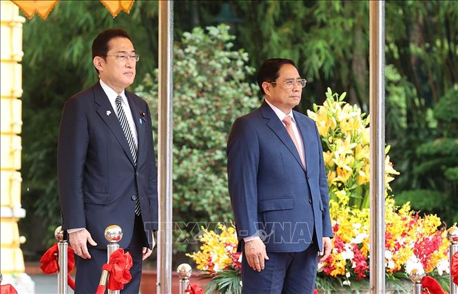 Thủ tướng Phạm Minh Chính và Thủ tướng Nhật Bản Kishida Fumio nghe quân nhạc cử quốc thiều hai nước. Ảnh: Dương Giang/TTXVN