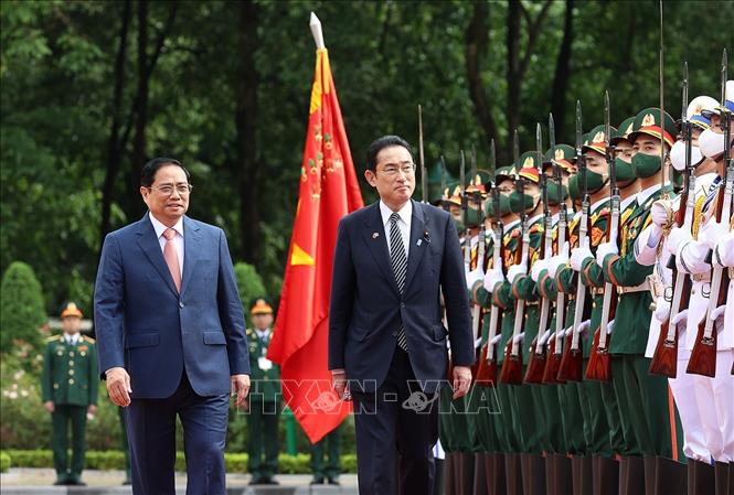 Thủ tướng Phạm Minh Chính và Thủ tướng Nhật Bản Kishida Fumio duyệt đội danh dự Quân đội nhân dân Việt Nam. Ảnh: Dương Giang/TTXVN
