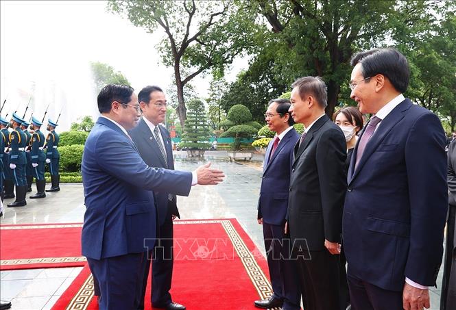 Thủ tướng Phạm Minh Chính giới thiệu với Thủ tướng Nhật Bản Kishida Fumio thành viên đoàn Việt Nam. Ảnh: Dương Giang/TTXVN