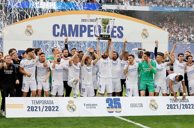 Real Madrid nhận cúp vô địch sau chiến thắng Espanyol. (Nguồn: realmadrid)