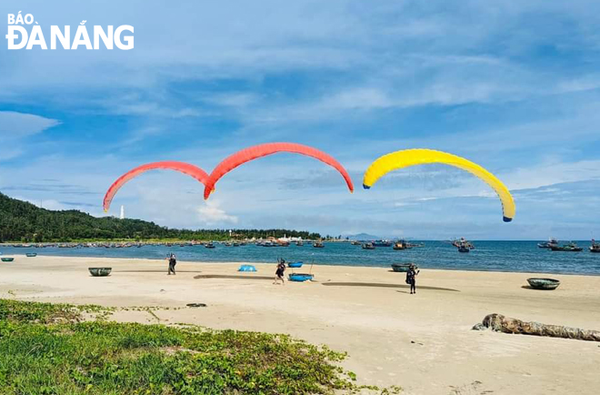 A wide range of fascinating activities are being held at Da Nang beaches. In the photo: The ‘Flying over the silver sea’ paragliding tournament took place on April 30.