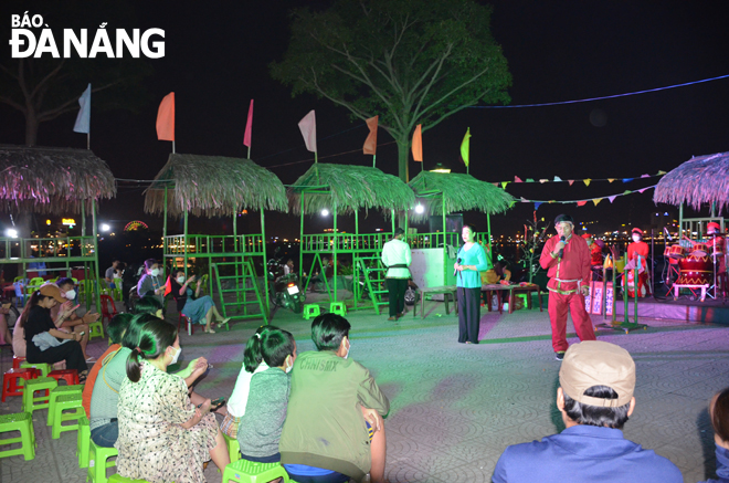 'Bai Choi' performances on the pavement of Tran Hung Dao at the eastern end of the Rong (Dragon) Bridge.