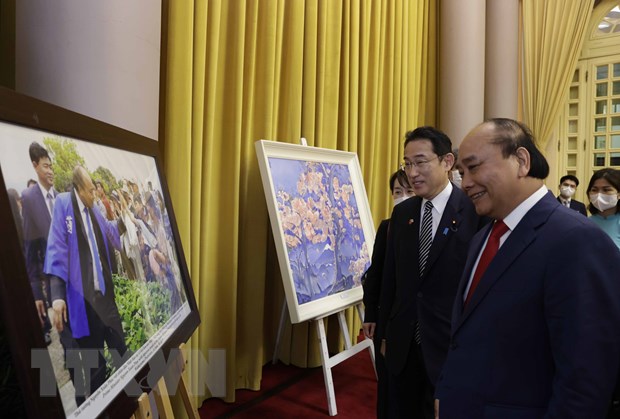 Chủ tịch nước Nguyễn Xuân Phúc và Thủ tướng Nhật Bản Kishida Fumio xem một số hình ảnh về quan hệ Việt Nam – Nhật Bản. (Ảnh: Thống Nhất/TTXVN)