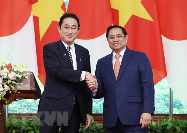 Thủ tướng Phạm Minh Chính và Thủ tướng Nhật Bản Kishida Fumio tại buổi gặp gỡ báo chí. (Ảnh: Dương Giang/TTXVN)