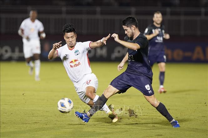 Pha tranh bóng giữa cầu thủ đội bóng Hoàng Anh Gia Lai (Việt Nam – áo trắng) và đội bóng Sydney FC (Australia - áo xanh). Ảnh: Thanh Vũ/TTXVN