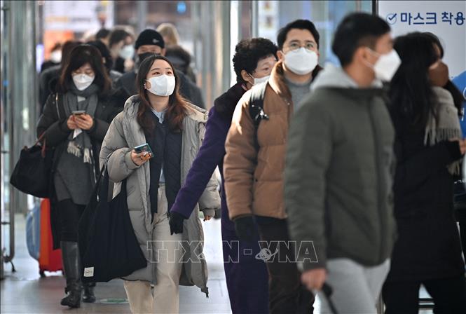 Người dân đeo khẩu trang phòng dịch COVID-19 tại Seoul, Hàn Quốc ngày 18/2/2022. Ảnh: AFP/TTXVN