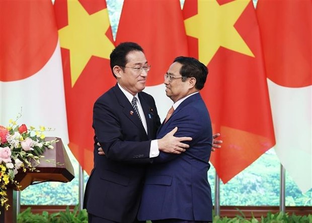Prime Ministers Pham Minh Chinh (R) and Kishida Fumio at the joint press conference following their talks in Ha Noi on May 1 (Photo: VNA)