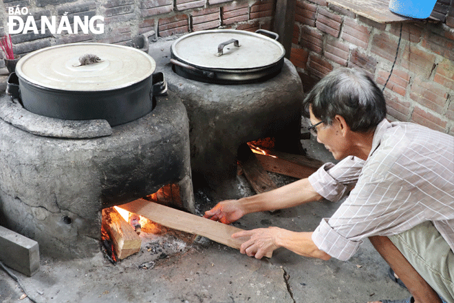 Mr Nguyen Ngoc Thoi's furnace has always been on fire from 1 to 2 a.m to make 500 bowls of 'xu xoa' on a daily basis. Photo: N.H