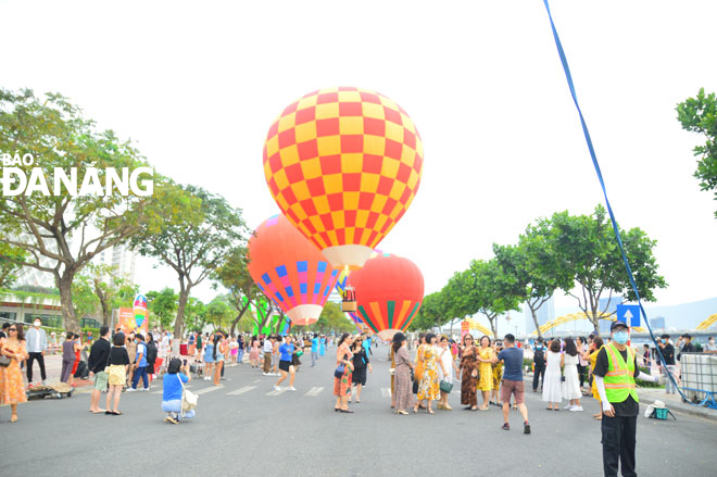 The Da Nang Hot Air Balloon Festival 2022 attracted a great deal of attention from both locals and visitors. Photo: XUAN SON