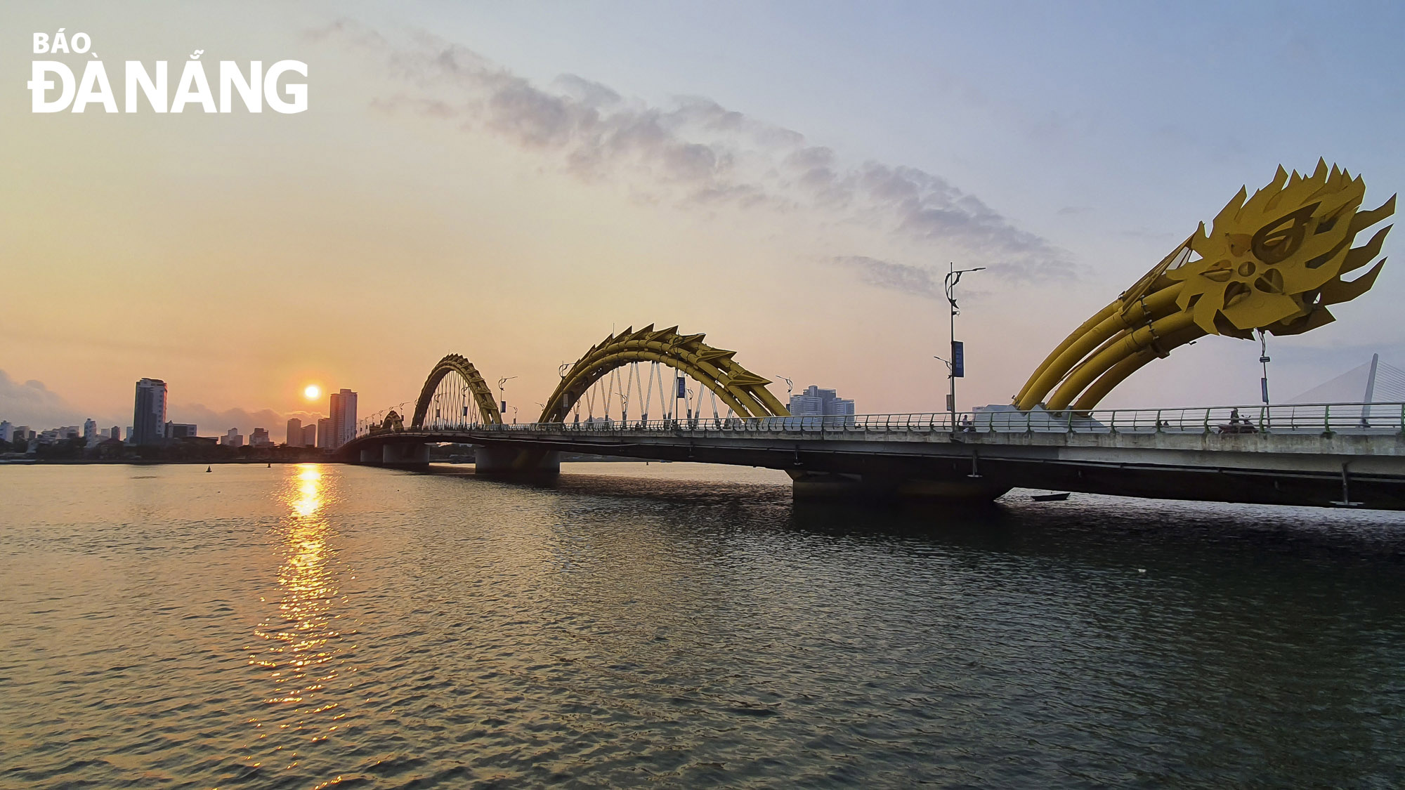 The view of the city's Han River at dawn