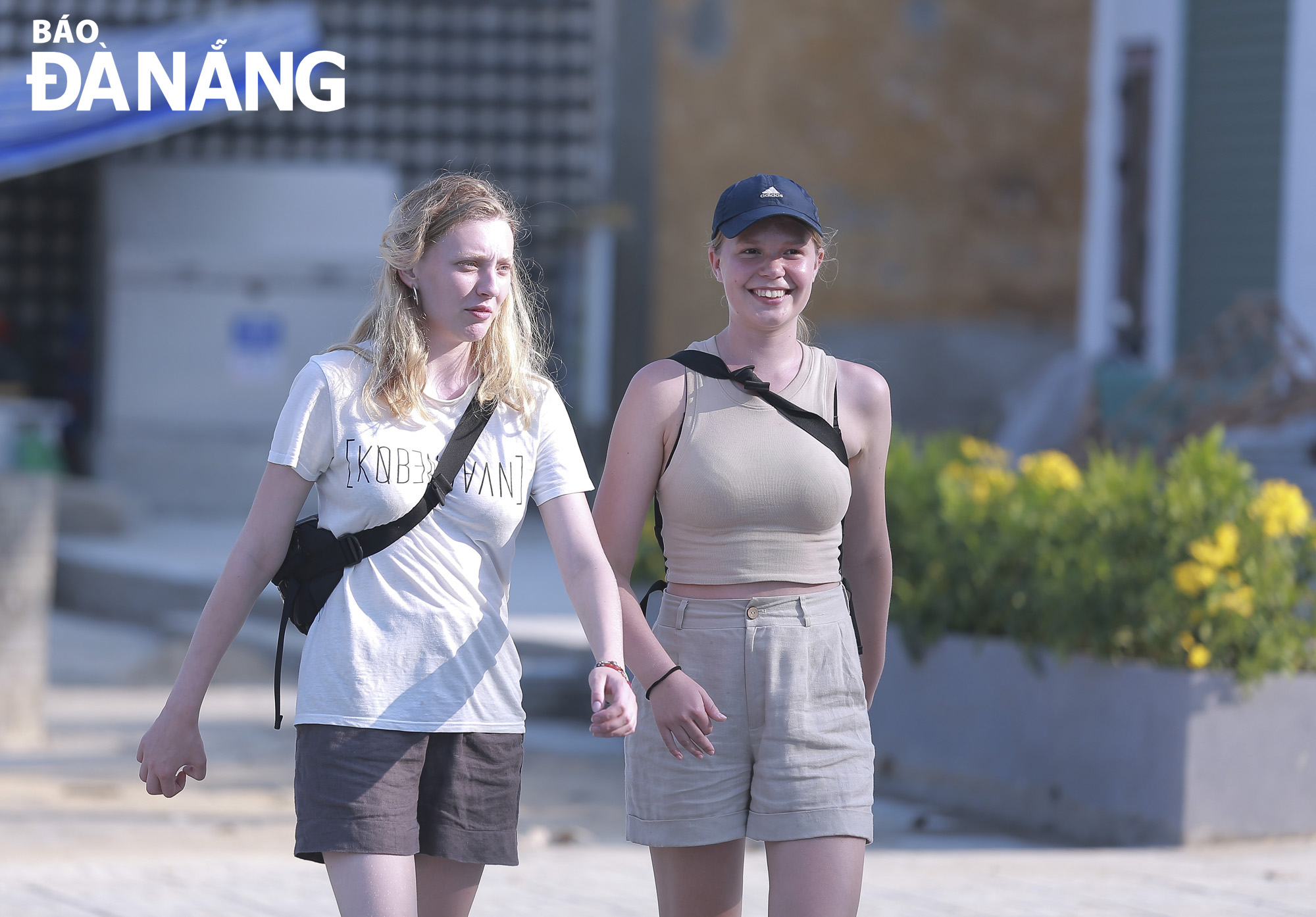 Foreign tourists going for a stroll on a local street. According to the municipal Department of Tourism, it is estimated that from April 27 to May 3, about 600 domestic and international flights are expected to land at Da Nang International Aiport, including 18 flights from Singapore, Thailand and South Korea.