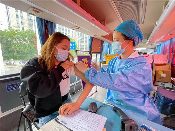 Nhân viên y tế tiêm vaccine phòng Covid-19 cho người dân tại Giang Tô, Trung Quốc ngày 30-4-2022. Ảnh: THX/TTXVN