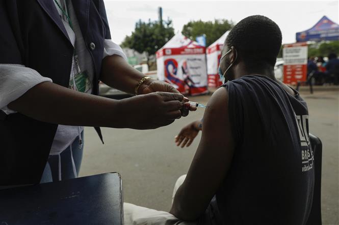 Nhân viên y tế tiêm vaccine phòng Covid-19 của hãng Johnson &Johnson cho người dân tại Pretoria, Nam Phi. Ảnh: AFP/ TTXVN