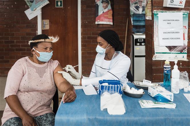 Nhân viên y tế tiêm vaccine phòng Covid-19 của hãng Johnson &Johnson cho người dân tại Durban, Nam Phi. Ảnh: AFP/ TTXVN