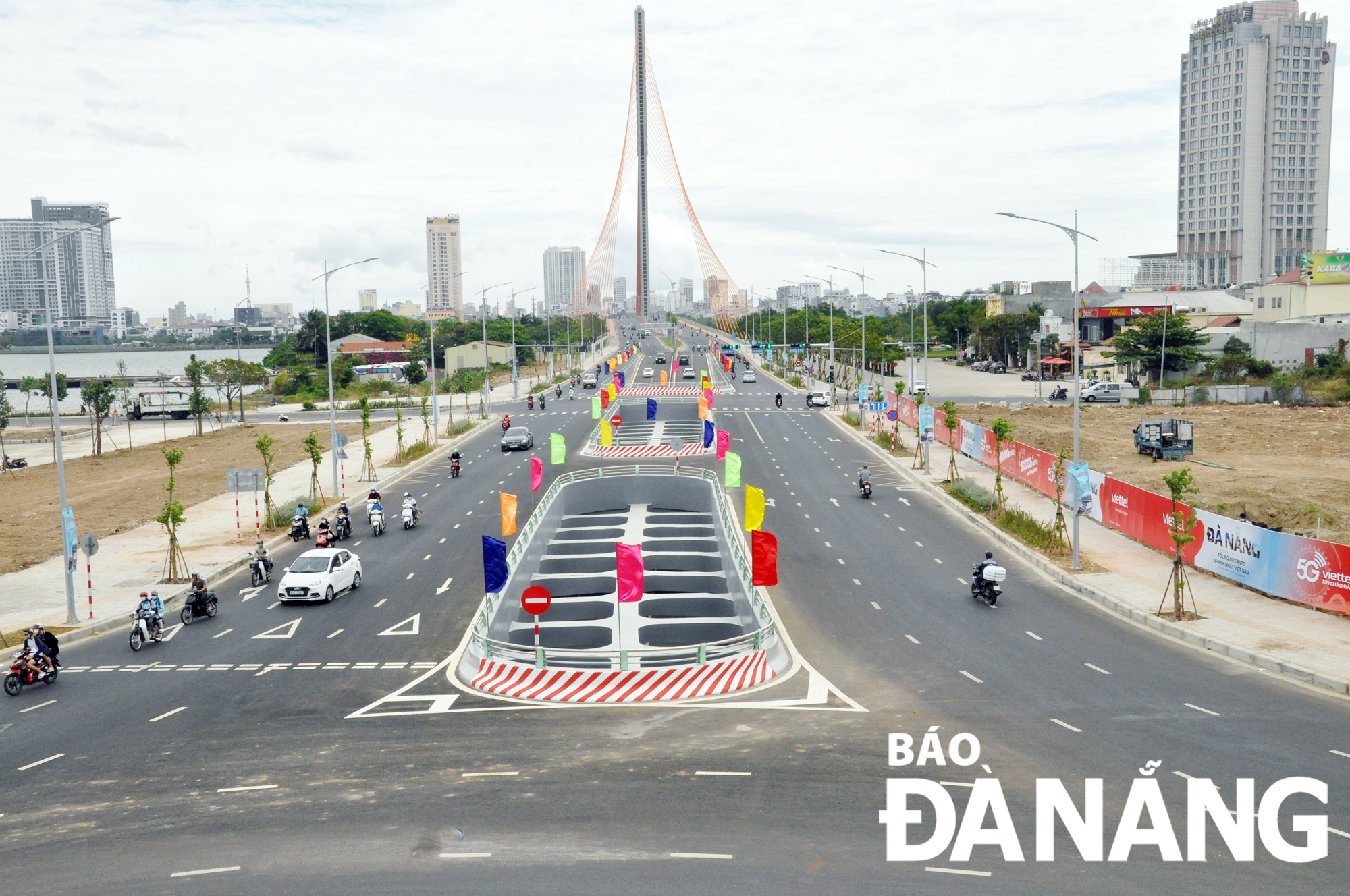 The traffic infrastructure project at western end of the Tran Thi Ly Bridge officially opened to traffic on March 28.